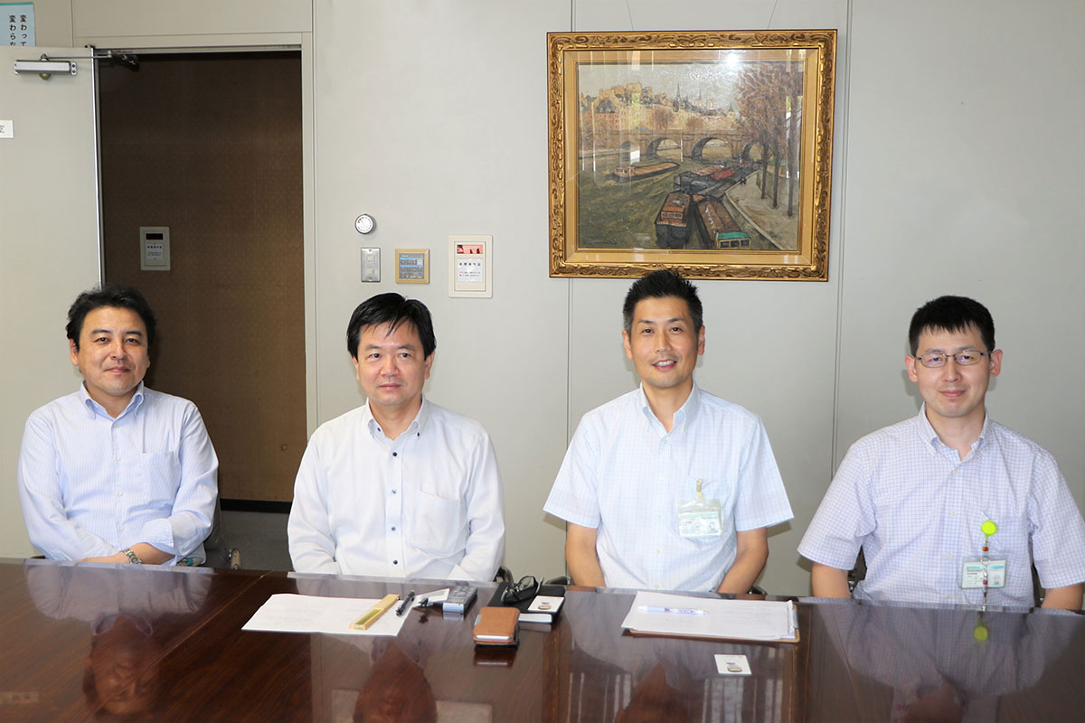 (左から)ソリューション技術部長 浦野様、環境計測事業統括室長 浅宮様、ソリューション技術部ソフトGr長 見目様、ソリューション技術部ソフトGr 初田様